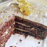 PASTEL DE CHOCOLATE NEGRO , FROSTING DE NARANJA Y TROCITOS DE MARACUYA CONFITADO Y FRUTA DE LA PASIÓN